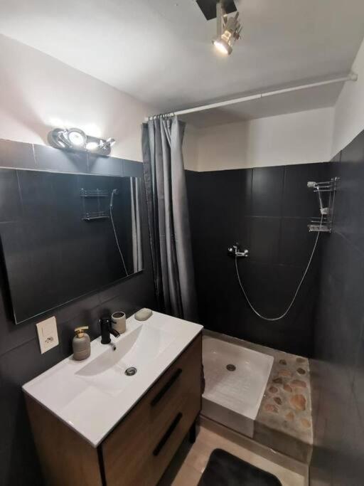 Charmant Appartement Au Calme Saint-Georges-de-Luzencon ภายนอก รูปภาพ